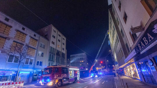 Zu zwei Balkonbränden ist es kurz nach Mitternacht in der Zerrenerstraße an der Ecke Leopoldstraße gekommen.