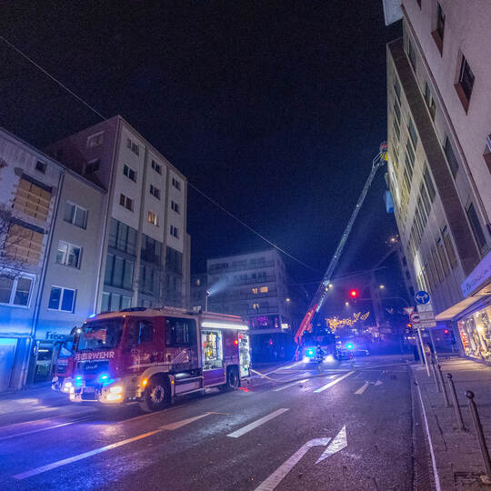 Zu zwei Balkonbränden ist es kurz nach Mitternacht in der Zerrenerstraße an der Ecke Leopoldstraße gekommen.