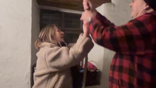 Stadträtin und Bürgervereinsvorsitzende Petra Bösl und Thomas Häffelin läuten mit dem Handseil.