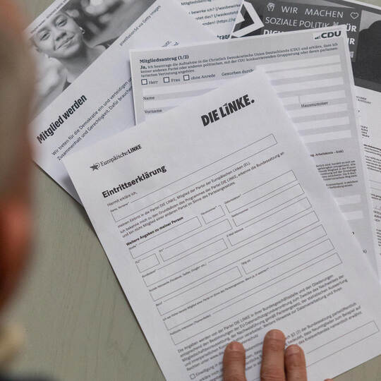 Die Qual der Wahl? Von wegen: Wahlen motivieren offenbar zum Parteieintritt. Ganz vorne dabei: „Die Linke“, die sich im Raum Pfo Mitgliedsanträge Parteien