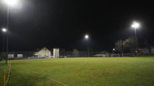 Beim Fluchtlicht für die beiden Fußballplätze setzt die TG Stein voll und ganz auf LED. Dadurch braucht der Verein nur noch eine
