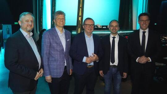 Im Kinosaal sprechen Martin Gegenheimer, Georg Wellendorff, Stefan Mappus, Andreas Renner und Manuel Hagel (von links) über die