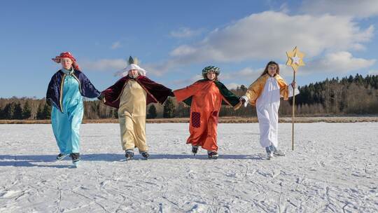Sternsinger auf Schlittschuhen