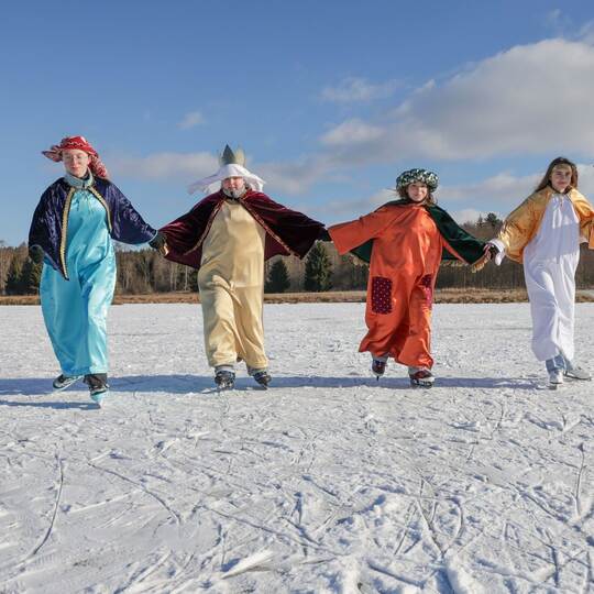 Sternsinger auf Schlittschuhen