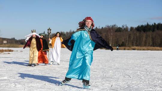 Sternsinger auf Schlittschuhen