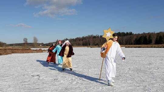 Sternsinger auf Schlittschuhen