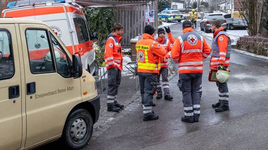 Treppenhaus stürzt ein - Mehrere teils schwer Verletzte