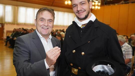 Bürgermeister Heiko Faber (links) und Bezirksschornsteinfegermeister André Wagner wünschen beim Neujahrsempfang alles Gute für 2