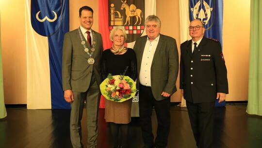 Aaron Treut ehrt Karin Ehlers, Wolfgang Haalboom und Martin Gerst (von links