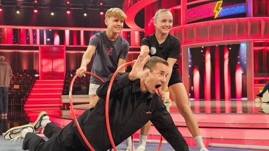 Viel Spaß hatten Ben Arendt und seine Schwester Zoe bei den Proben zu ihrem TV-Auftritt bei „Klein gegen Groß“mit Moderator Kai