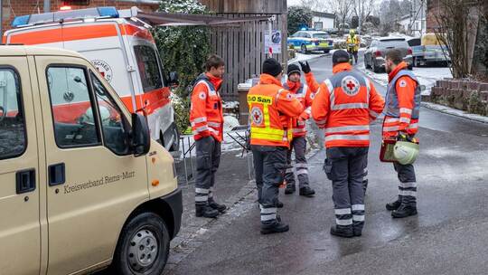 Treppenhaus stürzt ein - Mehrere teils schwer Verletzte