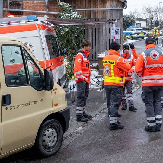 Treppenhaus stürzt ein - Mehrere teils schwer Verletzte