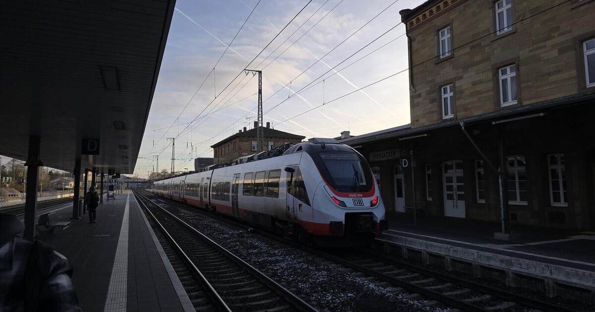 Red and white MEX on the Residenzbahn line in Mühlacker: What's the ...