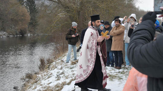Ritual am Ufer der Enz: Vater Matthäus hat das Holzkreuz bei der Segnung drei Mal in den Fluss geworfen.