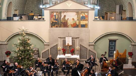 Das Südwestdeutsche Kammerorchester spielt in der schmuckvoll-hellen Brötzinger Christuskirche, die über eine angenehme Akustik