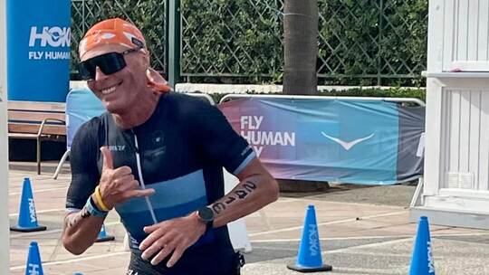 Trotz der Strapazen mit einem Lächeln unterwegs: Mario Karcher bei der Ironman-WM in Marbella. Foto: Karcher