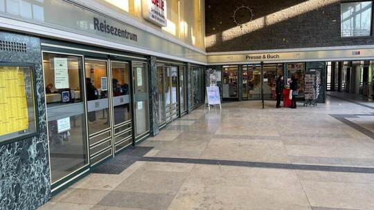 Bäumchen wechsel dich: Das DB-Reisezentrum wird in naher Zukunft in die Räume der Bahnhofsbuchhandlung Schmitt & Hahn ziehen – u