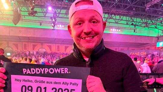 Pepe Palme grüßt Kieselbronn von der Darts-WM in London: Am Freitag spielt er selbst mit. Foto: Palme