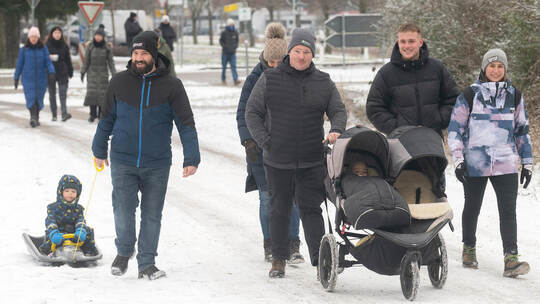 Marcel Gerst (links) kann mit seinem Sohn Theo das Weihnachtsgeschenk ausprobieren. Fotomoment