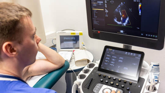 Erst zum Haus-, dann zum Facharzt: Binnen vier Wochen soll dort ein Termin garantiert sein – so fordert es die Politik. Pressegespräch Universitätsklinikum Gießen