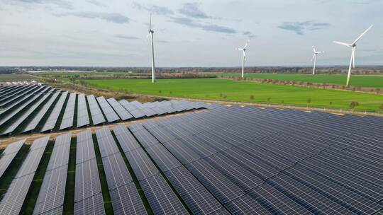 Windräder hinter Solarpark