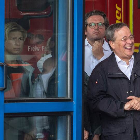 Laschet lacht bei Steinmeier-Rede