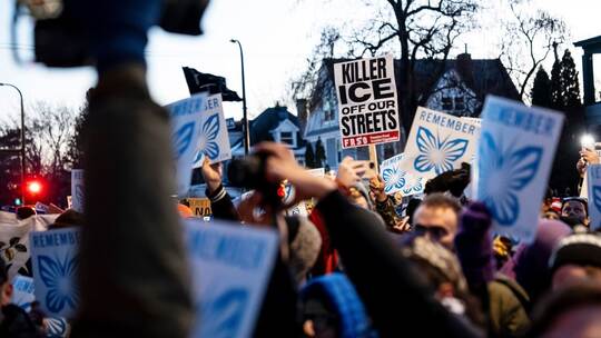 Frau stirbt nach Schüssen eines ICE-Beamten in Minneapolis Frau stirbt nach Schüssen eines ICE-Beamten in Minneapolis