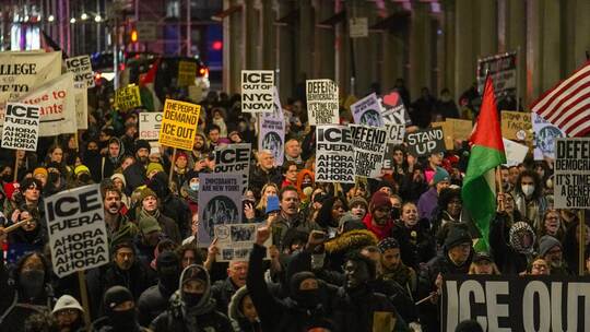 Frau stirbt nach Schüssen eines ICE-Beamten in Minneapolis Frau stirbt nach Schüssen eines ICE-Beamten in Minneapolis