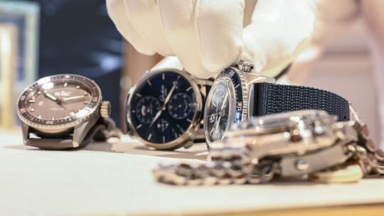 Luxusuhren in einem Juweliergeschäft