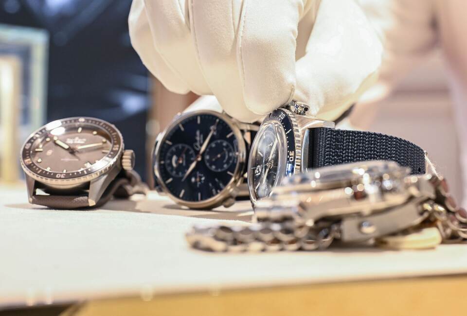 Luxusuhren in einem Juweliergeschäft Luxusuhren in einem Juweliergeschäft