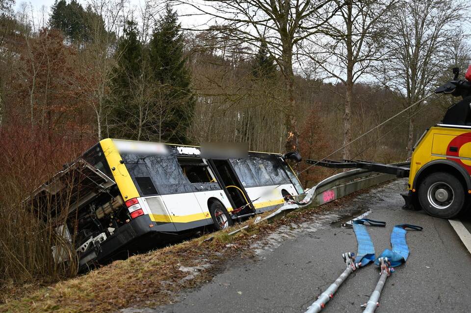Linienbus rutscht Abhang hinunter