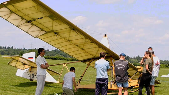 Alles Flugbereit? Kurzer Check beim historischen Flieger aus Holz.