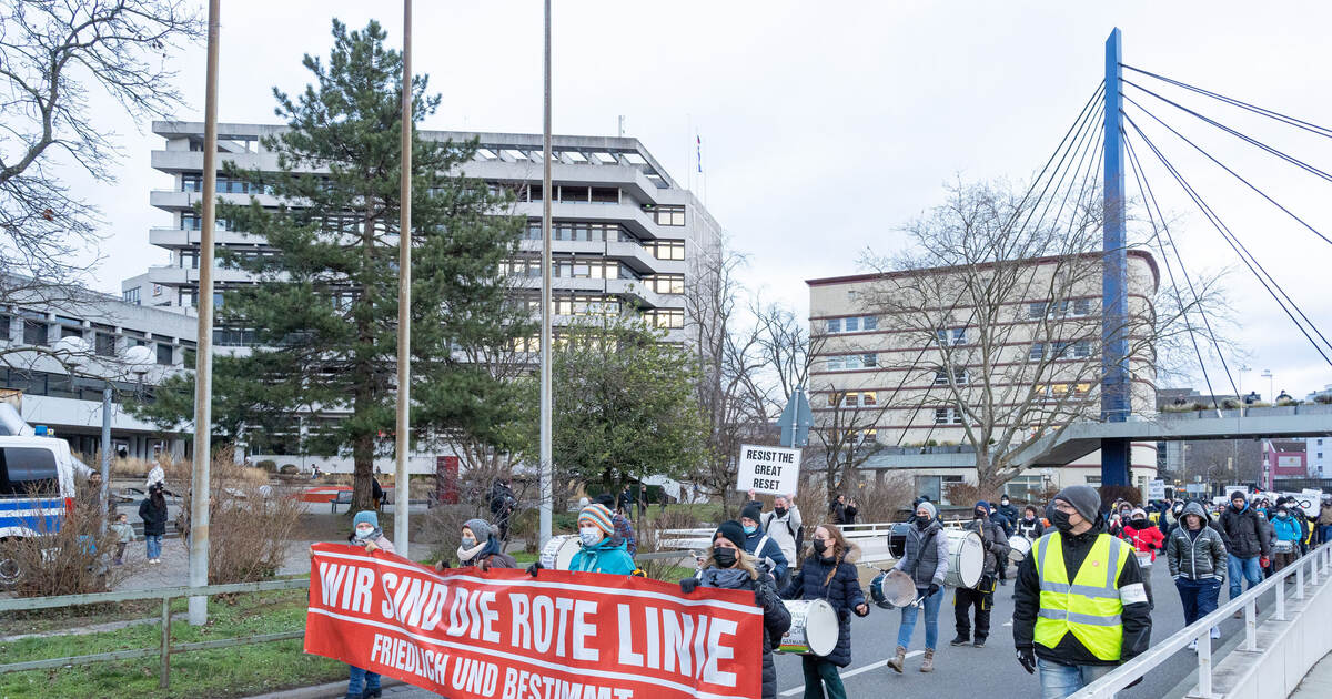 Querdenker (lateral thinkers) and Pforzheim right-wing extremists call for ...