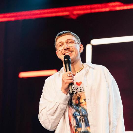 Jonathan Zwick begeistert bei seinem Auftritt beim ARD-Comedy-Clash die Zuschauer und das Netz. Nick Denecke