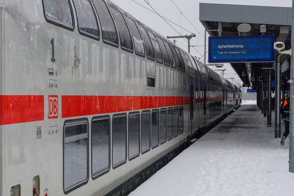 Winterwetter - Aufenthaltszug in Magdeburg