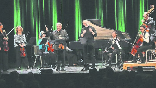 Inmitten des von Martin Walch geleiteten Wiener Merlin Ensembles wartete der Astrophysiker und Fernsehmoderator Harald Lesch (Mi
