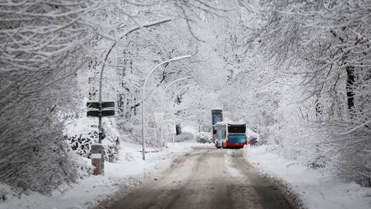 Auf Schnee folgt Eis - Gefahr auf glatten Straßen