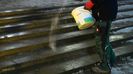 Auf Schnee folgt Eis - Gefahr auf glatten Straßen