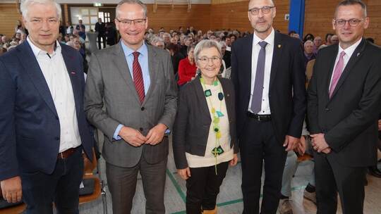 Bürgermeister Norman Tank (Zweiter von rechts) begrüßt beim Neujahrsempfang den Knittlinger Bürgermeister-Stellvertreter Martin