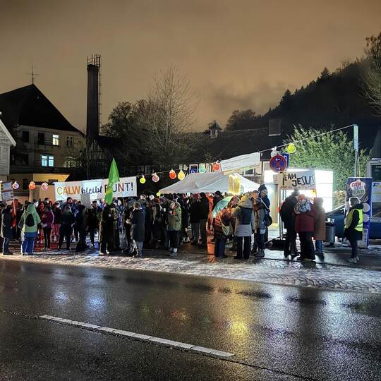 Die Gegendemonstranten bauen ihre Mahnwache gegenüber des Hirsauer Klosters auf.