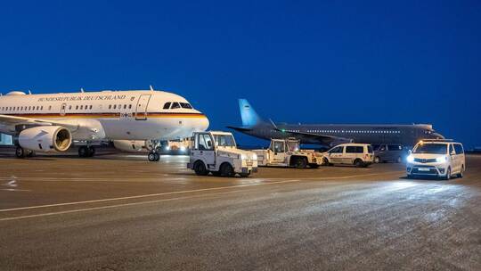 Regierungsmaschinen bei Zwischenstopp in Island Regierungsmaschinen bei Zwischenstopp in Island