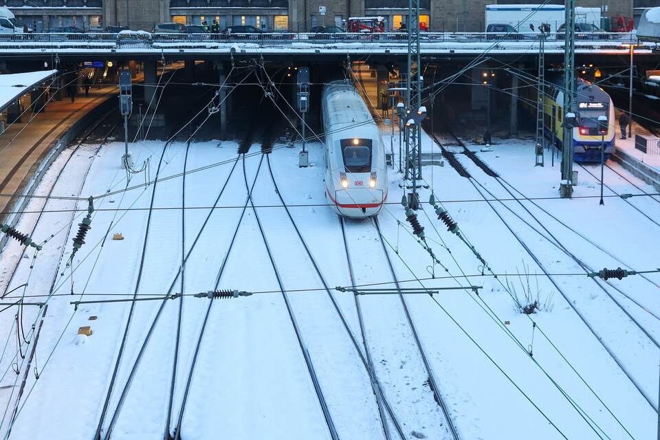Nach Sturmtief Elli - Bahnverkehr im Norden wieder angelaufen