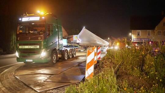 Schwertransport Windkraftanlage für den Windpark Grömbach. Hier in der Dietlinger Straße