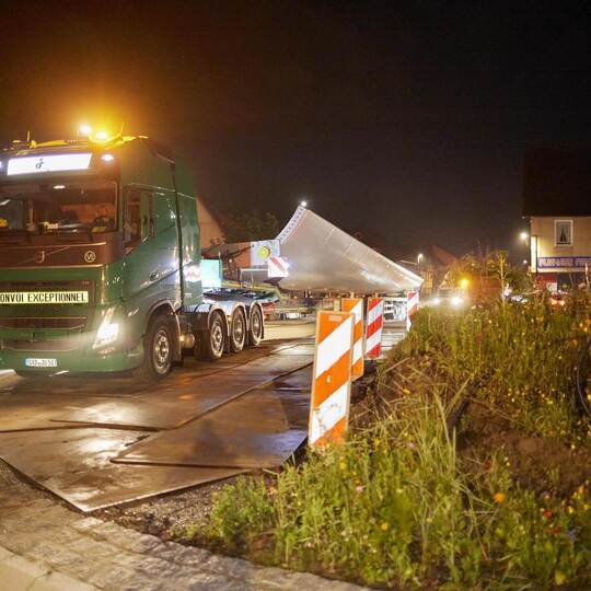 Schwertransport Windkraftanlage für den Windpark Grömbach. Hier in der Dietlinger Straße
