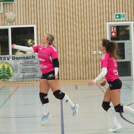 Anna-Lisa Aldinger (links) legt auf Maja Mehle. Jürgen Keller