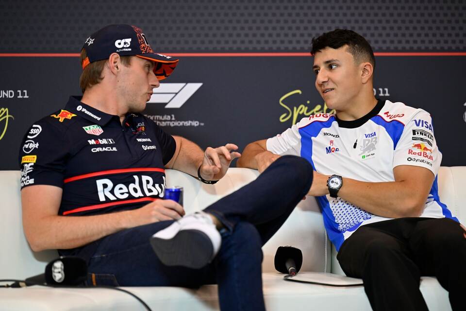 Max Verstappen (l) und Isack Hadjar