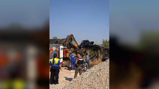 Zug kracht in Baukran