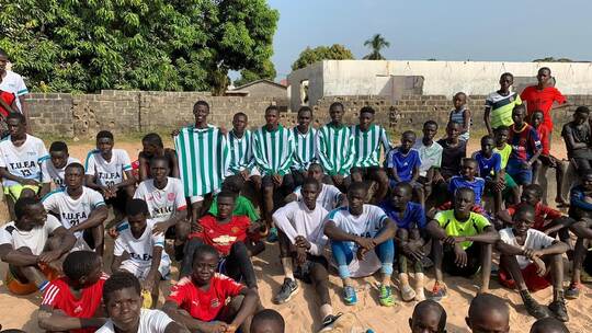 Das Foto aus Gambia zeigt einheimische Fußballspieler mit den gespendeten Trikots. Bilder wie dieses erhält Rolf Geckle regelmäß