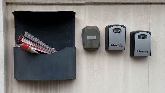 Schlüsselkästen an Hauswand