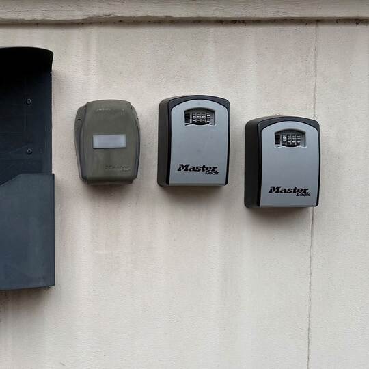Schlüsselkästen an Hauswand